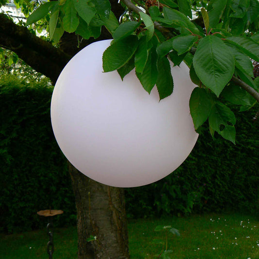 Stimmungsvolles Kugellicht im Garten - hängende Outdoor Kugellampe jetzt bestellen