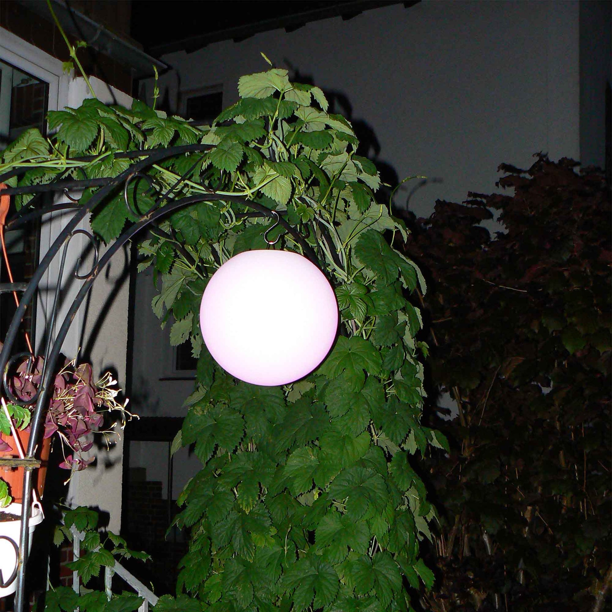 Hängende Kugelleuchte für den Garten und den Terassenbereich - mit Akku und LED Farbwechsel