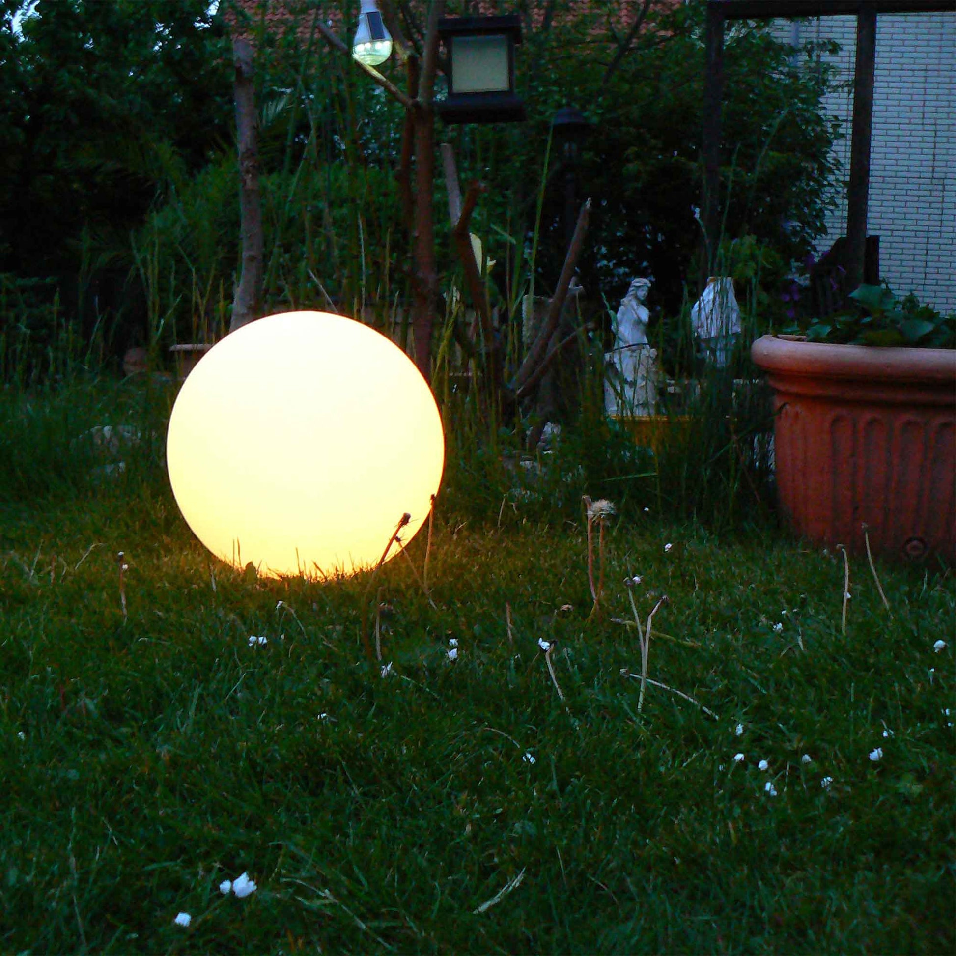 RGB-LED-Kugel mit Fernbedienung – Stehend oder hängend nutzbar